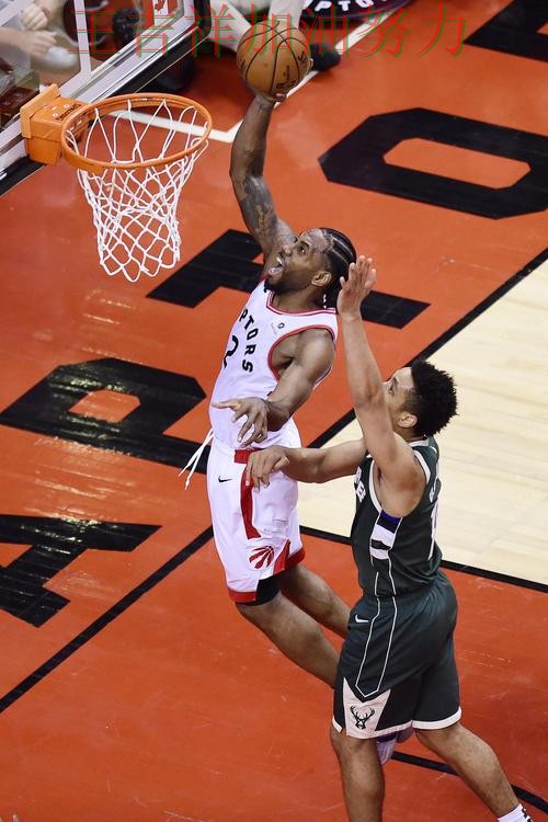 伦纳德单场高分成为全场焦点 进攻效率提升成为亮点 伦纳德单场高分成为全场焦点 进攻效率提升成为亮点